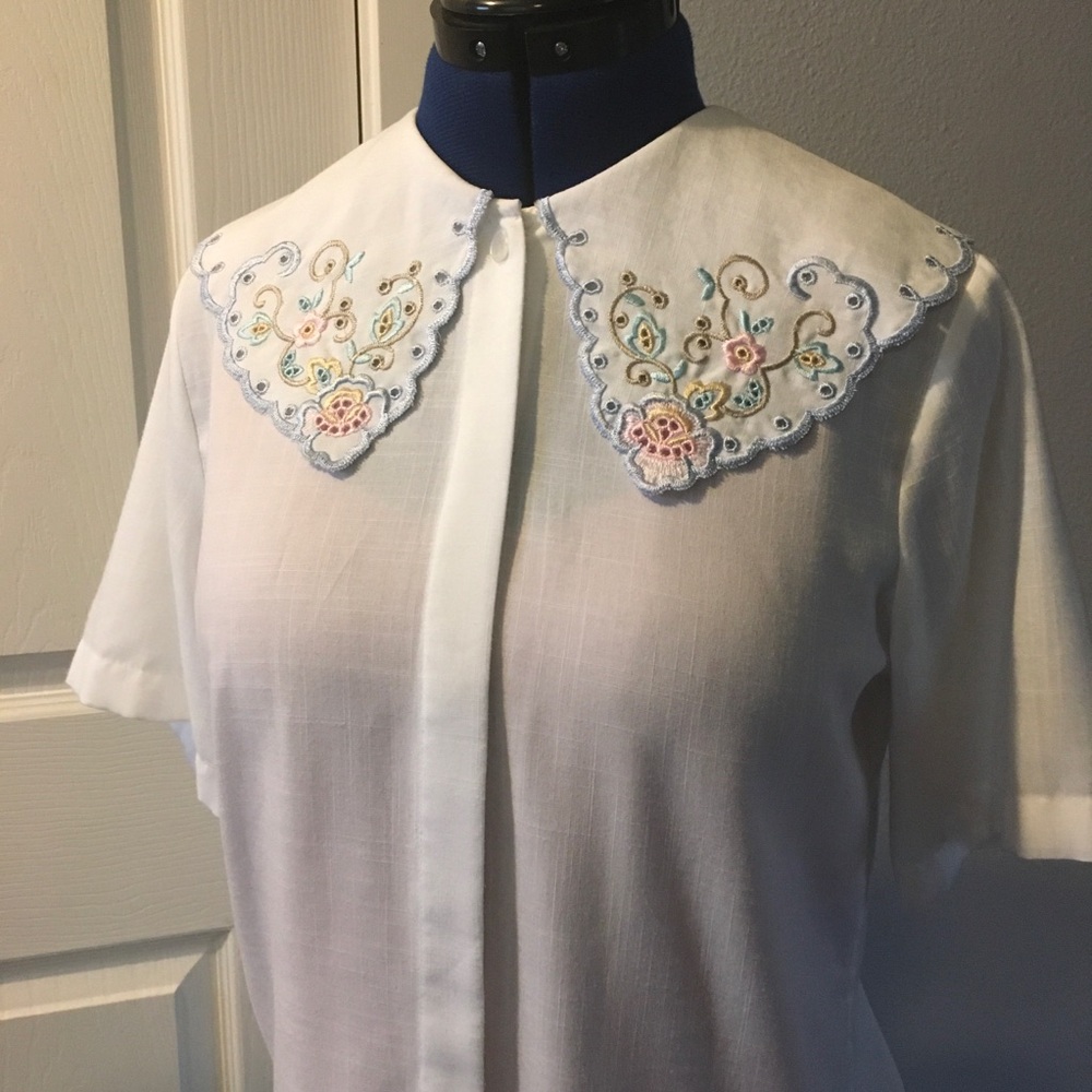 Vintage Cottagecore White Short-Sleeve Blouse with Scalloped Peter Pan Collar - Picture 9 of 11